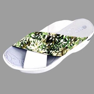 BZee Diamond X Band Wedge Slide Sandals Size 7W